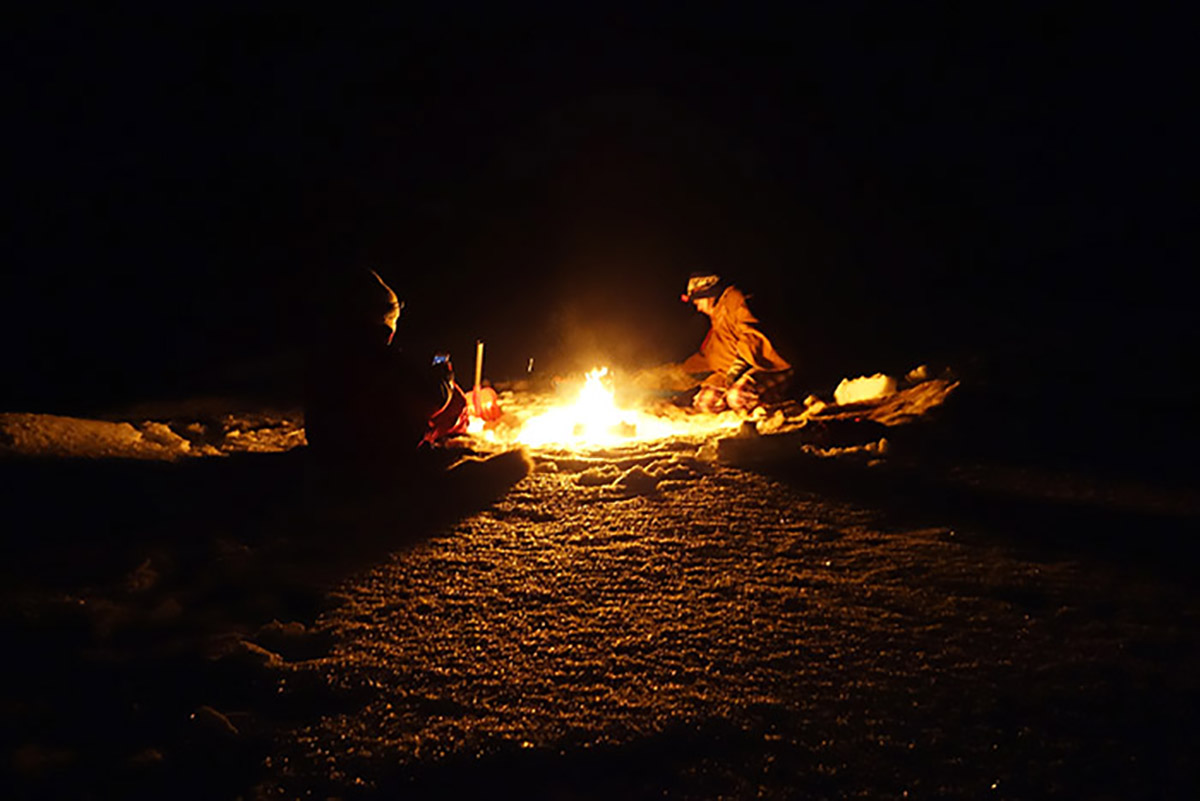 ノルウェーの旅、夜の雪原で焚火